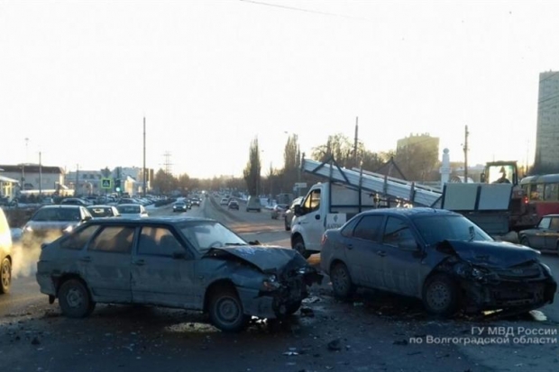 На юге Волгограда столкнулись две «Лады», есть пострадавшие На юге Волгограда столкнулись две «Лады», есть пострадавшие