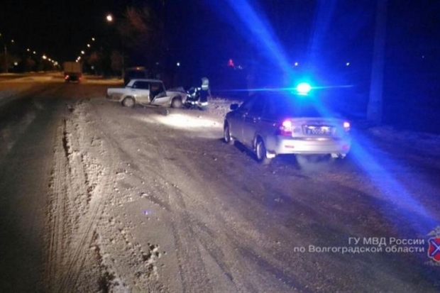 На юге Волгограда ВАЗ протаранил опору ЛЭП: трое ранены На юге Волгограда ВАЗ протаранил опору ЛЭП: трое ранены