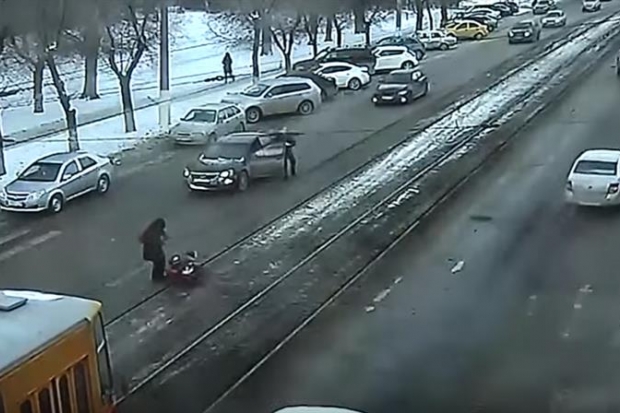 Не пропустившие многодетную маму водители заплатят штраф 500 рублей Не пропустившие многодетную маму водители заплатят штраф 500 рублей