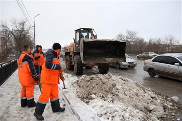 В Волгограде ночью с улиц вывезли 508 кубометров снега В Волгограде ночью с улиц вывезли 508 кубометров снега