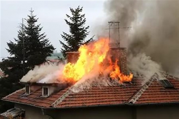 Пожар едва не оставил без крыши над головой волгоградскую семью Пожар едва не оставил без крыши над головой волгоградскую семью