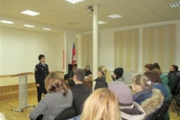 Волгоградские полицейские рассказали родителям школьников об опасностях в интернете Волгоградские полицейские рассказали родителям школьников об опасностях в интернете