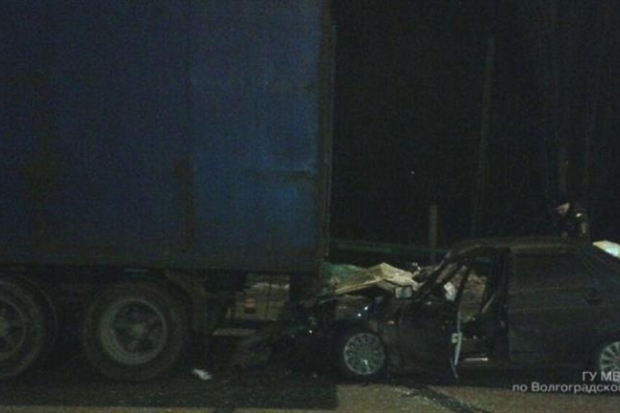 «Приора» протаранила стоящий на «аварийках» КамАЗ в Волгограде «Приора» протаранила стоящий на «аварийках» КамАЗ в Волгограде