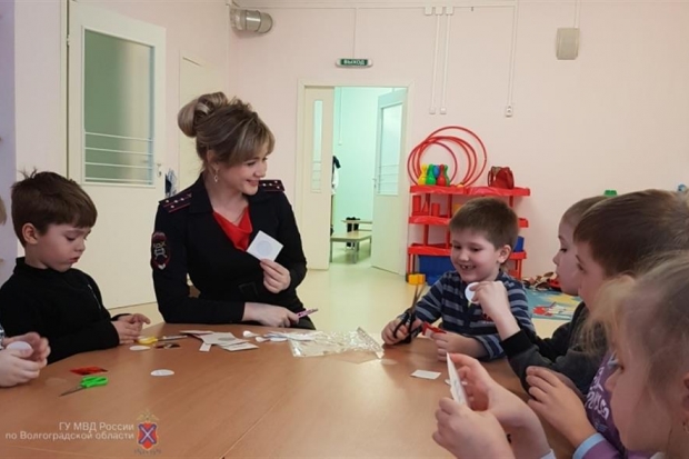 Волгоградские госавтоинспекторы научили детсадовцев делать «хэнд-мейд» фликеры Волгоградские госавтоинспекторы научили детсадовцев делать «хэнд-мейд» фликеры