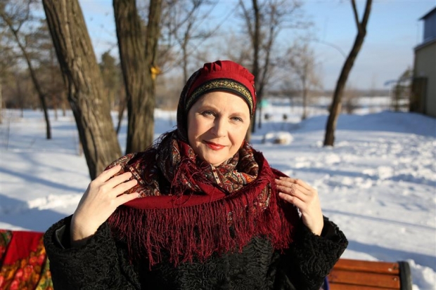 красный