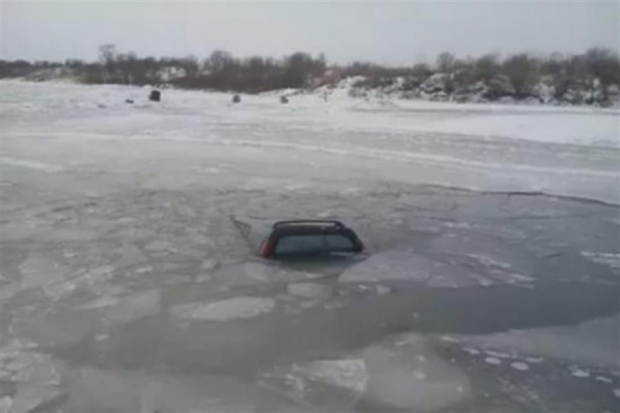 На юге Волгограда "Нива" провалилась под лед, погиб 31-летний водитель На юге Волгограда "Нива" провалилась под лед, погиб 31-летний водитель