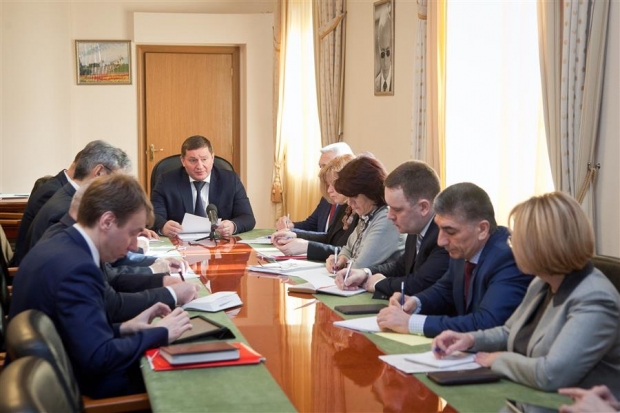 Губернатор Андрей Бочаров поручил привести в порядок дороги после зимы Губернатор Андрей Бочаров поручил привести в порядок дороги после зимы