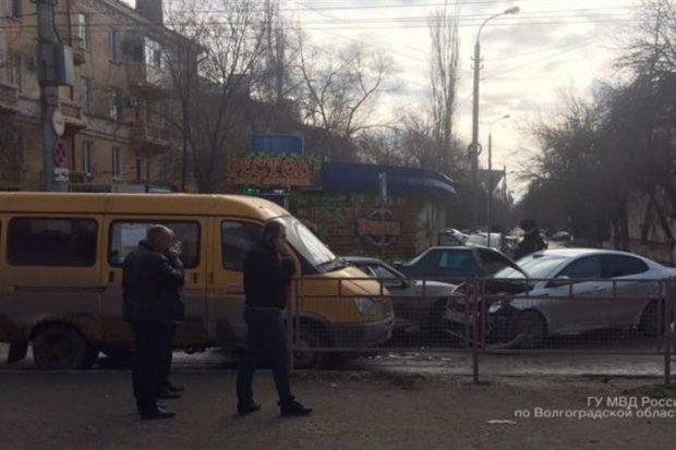 В Волгограде 37-летняя автоледи протаранила иномарку и маршрутку В Волгограде 37-летняя автоледи протаранила иномарку и маршрутку