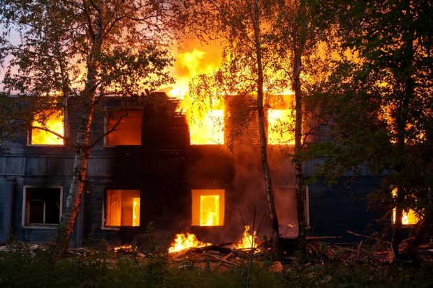 Под Волгоградом при пожаре в заброшенном здании погиб человек Под Волгоградом при пожаре в заброшенном здании погиб человек