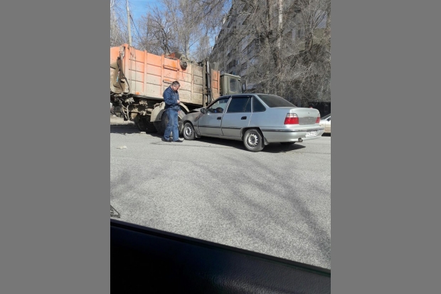 В Волгограде столкнулись мусоровоз и «Дэу-Нексия» В Волгограде столкнулись мусоровоз и «Дэу-Нексия»