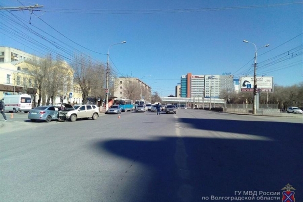 Волгоградка попала в больницу после столкновения «Хендэ» и «Рено» Волгоградка попала в больницу после столкновения «Хендэ» и «Рено»