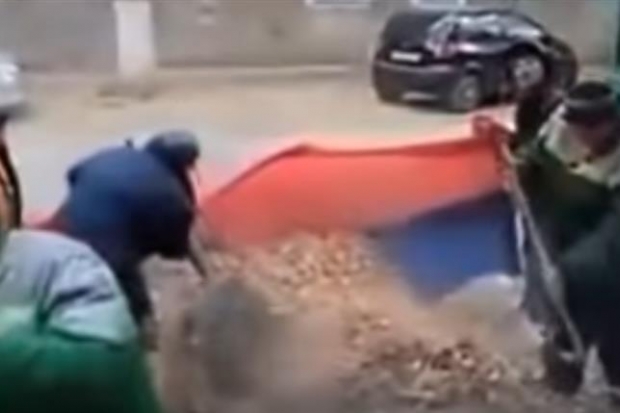 Собиравшие листву в российский флаг волгоградские дворники избежали наказания Собиравшие листву в российский флаг волгоградские дворники избежали наказания