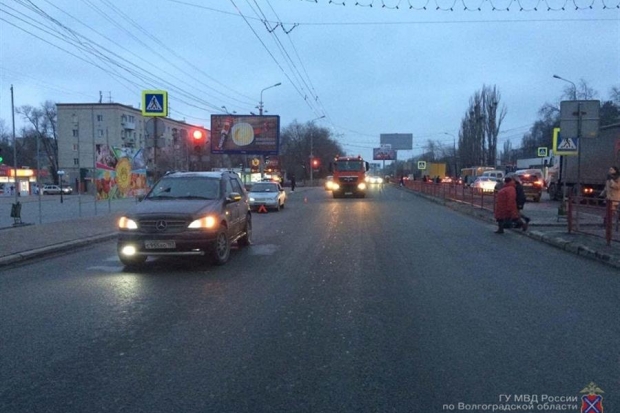 На юге Волгограда Mercedes Benz сбил 7-летнего мальчика-пешехода На юге Волгограда Mercedes Benz сбил 7-летнего мальчика-пешехода