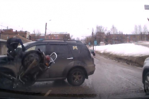 Видео: мопед влетел в иномарку в Волгоградской области Видео: мопед влетел в иномарку в Волгоградской области