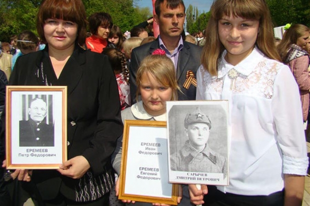 Елена Смишко (слева) с дочерьми Анастасией и Полиной (она держит портрет Д. Сарычева) на акции "Бессмертный полк" Елена Смишко (слева) с дочерьми Анастасией и Полиной (она держит портрет Д. Сарычева) на акции "Бессмертный полк"