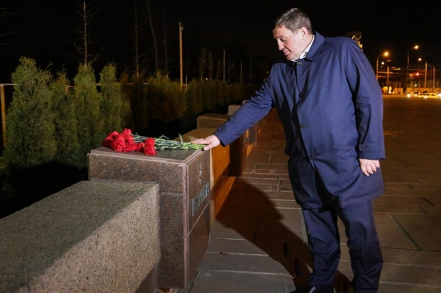 Глава Волгоградской области возложил цветы к стеле «Ленинград» Глава Волгоградской области возложил цветы к стеле «Ленинград»
