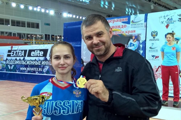 Полина с тренером и наградами за победу в чемпионате России Полина с тренером и наградами за победу в чемпионате России
