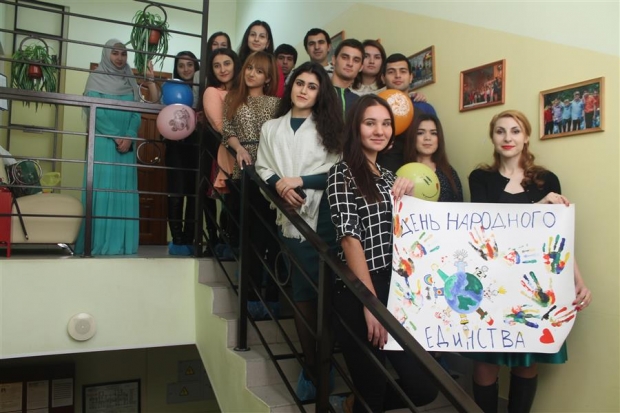 Волгоградская молодежь помогает укреплять дружбу между народами Волгоградская молодежь помогает укреплять дружбу между народами