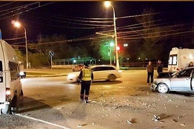 В Волгограде столкнулись «Приора» и маршрутка В Волгограде столкнулись «Приора» и маршрутка