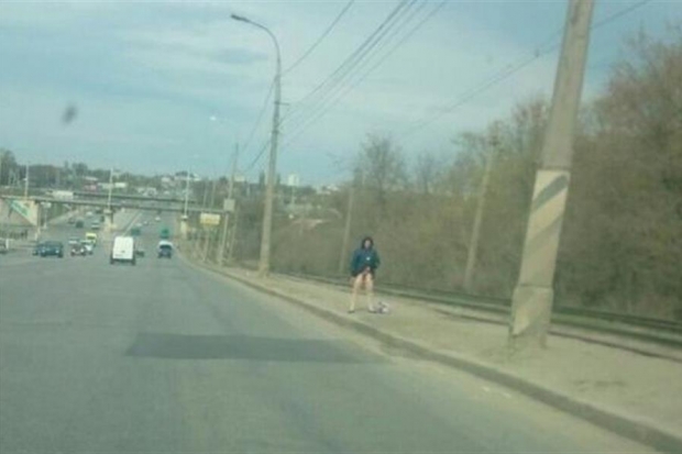 Волгоградцы сфотографировали эксгибиционистку около волгоградского гипермаркета Волгоградцы сфотографировали эксгибиционистку около волгоградского гипермаркета