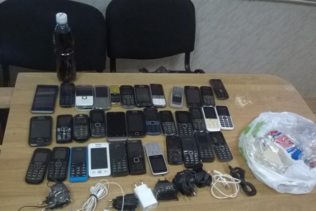 Два волгоградца хотели перебросить в колонию 35 мобильников и алкоголь Два волгоградца хотели перебросить в колонию 35 мобильников и алкоголь