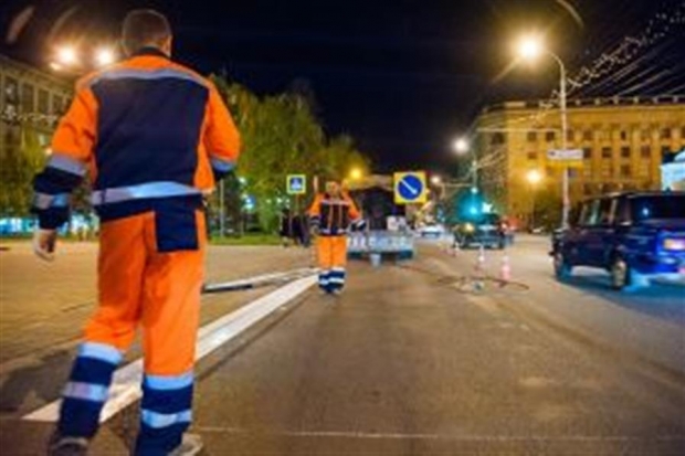 В Волгограде по ночам обновляют дорожную разметку В Волгограде по ночам обновляют дорожную разметку