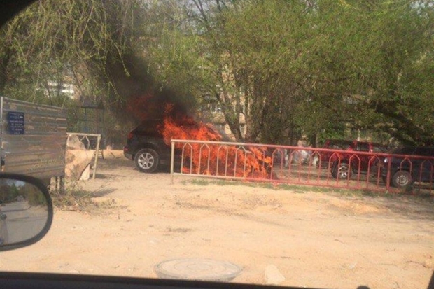 Неизвестные спалили Audi во дворе Волгограда Неизвестные спалили Audi во дворе Волгограда