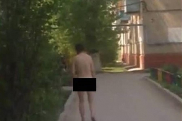Голый мужчина заставил понервничать волгоградцев Голый мужчина заставил понервничать волгоградцев