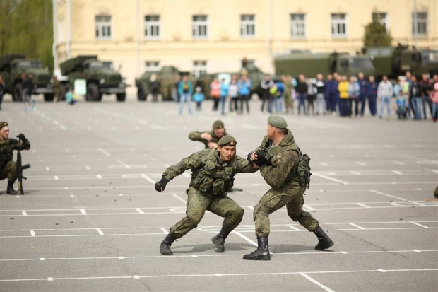На службе Отечеству: волгоградские мотострелки показали свою силу