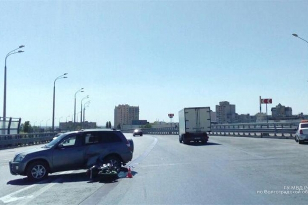 На «танцующем» мосту в Волгограде «Черри» сбила 34-летнего мотоциклиста На «танцующем» мосту в Волгограде «Черри» сбила 34-летнего мотоциклиста