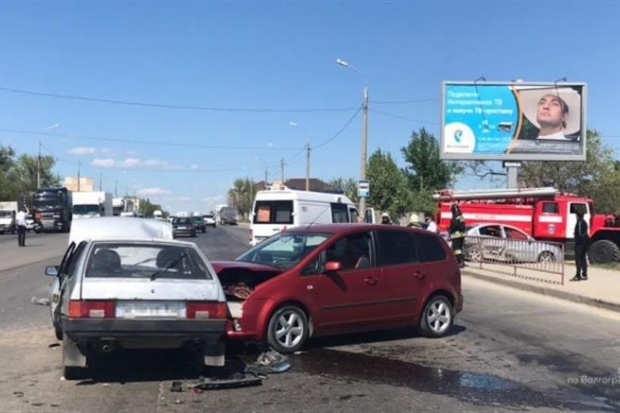 В массовом ДТП на юге Волгограда пострадал 4-летний ребенок В массовом ДТП на юге Волгограда пострадал 4-летний ребенок