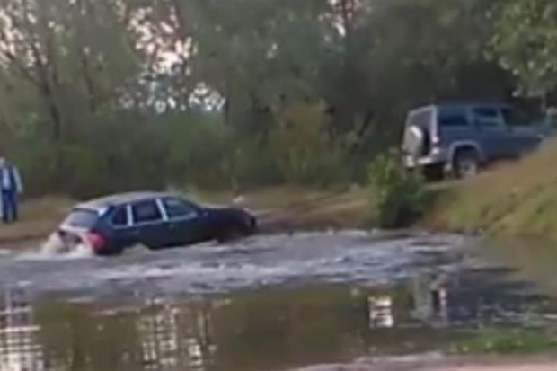 Видео: Porsche Cayenne вытаскивают из ерика в Волго-Ахтубинской пойме Видео: Porsche Cayenne вытаскивают из ерика в Волго-Ахтубинской пойме