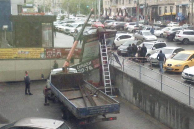 В Волгограде демонтируют опасный билборд В Волгограде демонтируют опасный билборд