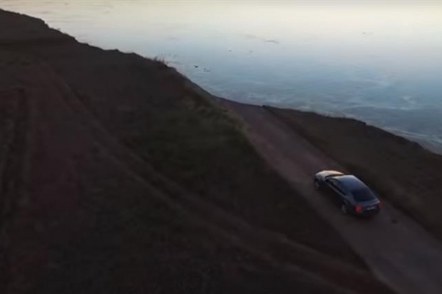 Волгоградец снял на видео автодорогу, ведущую прямо в Волгу Волгоградец снял на видео автодорогу, ведущую прямо в Волгу