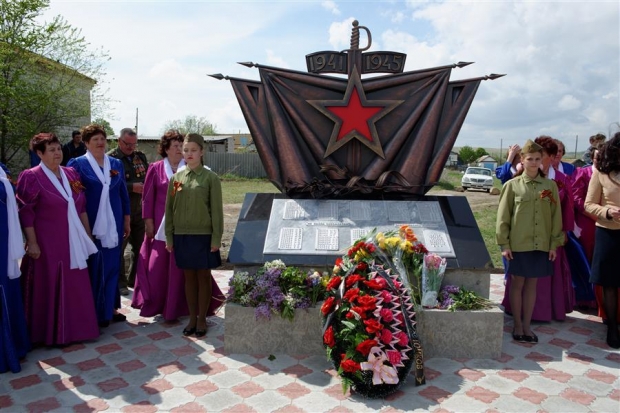 Памятник односельчанам возвели всем миром Памятник односельчанам возвели всем миром
