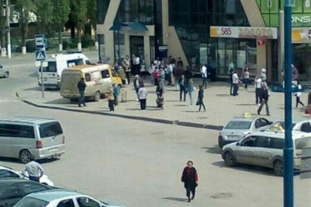 В Волжском маршрутка протаранила остановку с людьми: двое ранены В Волжском маршрутка протаранила остановку с людьми: двое ранены