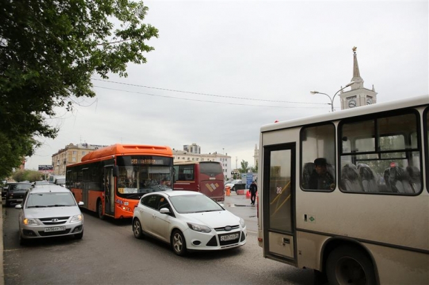 Волгоградские автомобилисты встали в пробку на Волжской ГЭС Волгоградские автомобилисты встали в пробку на Волжской ГЭС