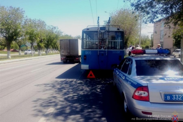 На западе Волгограда пассажирки троллейбуса пострадали в ДТП с авто На западе Волгограда пассажирки троллейбуса пострадали в ДТП с авто