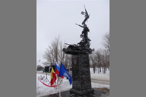А в небо взмывают стальные журавли… А в небо взмывают стальные журавли…