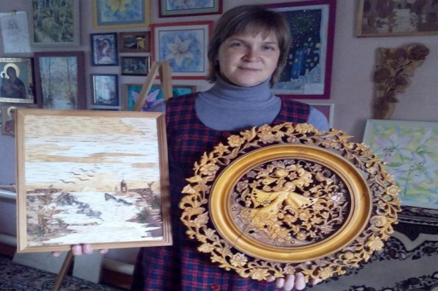 Жительница Рудни рисует берестой Жительница Рудни рисует берестой