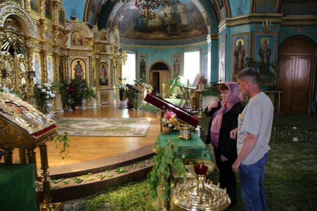 В Волгограде православные христиане отмечают День Святой Троицы В Волгограде православные христиане отмечают День Святой Троицы