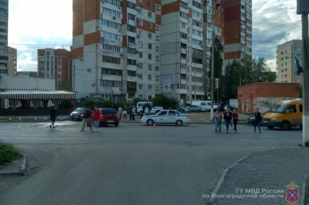 Пешеход пострадал при столкновении двух автомобилей в Волгограде Пешеход пострадал при столкновении двух автомобилей в Волгограде