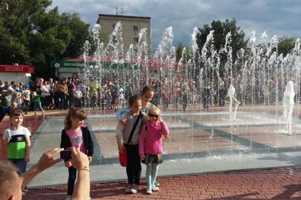 В Кировском районе Волгограда запустили плоскостной фонтан В Кировском районе Волгограда запустили плоскостной фонтан