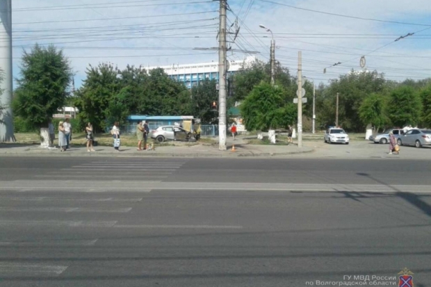 На севере Волгограда «Рено» протаранил столб: погиб пассажир На севере Волгограда «Рено» протаранил столб: погиб пассажир