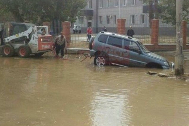 Внедорожник ушел под воду возле женской консультации в Волгограде Внедорожник ушел под воду возле женской консультации в Волгограде
