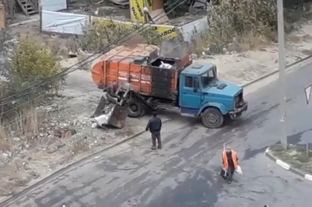 На видео сняли неудачную попытку мусорщиков доставить отходы в Волгограде На видео сняли неудачную попытку мусорщиков доставить отходы в Волгограде