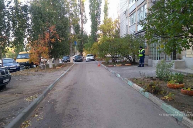 Во дворе на западе Волгограда водитель «Рено» сбил 30-летнюю женщину Во дворе на западе Волгограда водитель «Рено» сбил 30-летнюю женщину