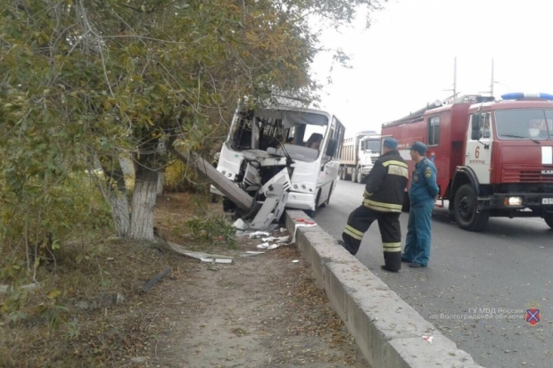 В Волгограде произошло крупное ДТП с участием автобуса В Волгограде произошло крупное ДТП с участием автобуса