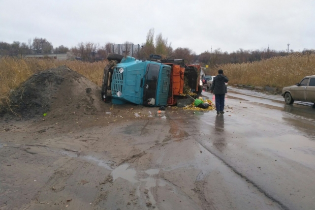 В Волгограде перевернулся мусоровоз В Волгограде перевернулся мусоровоз