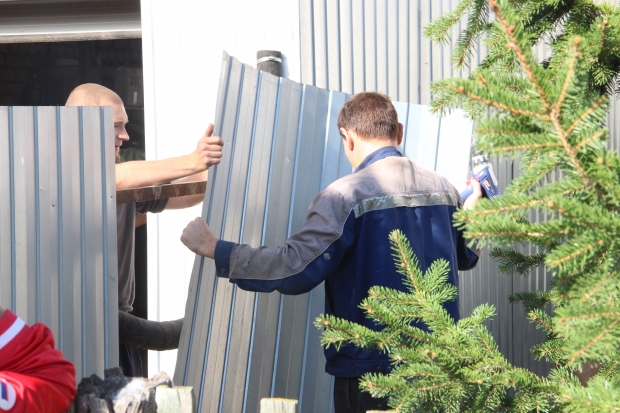 Жительница Жирновска «залезла» забором и навесом на соседский участок Жительница Жирновска «залезла» забором и навесом на соседский участок
